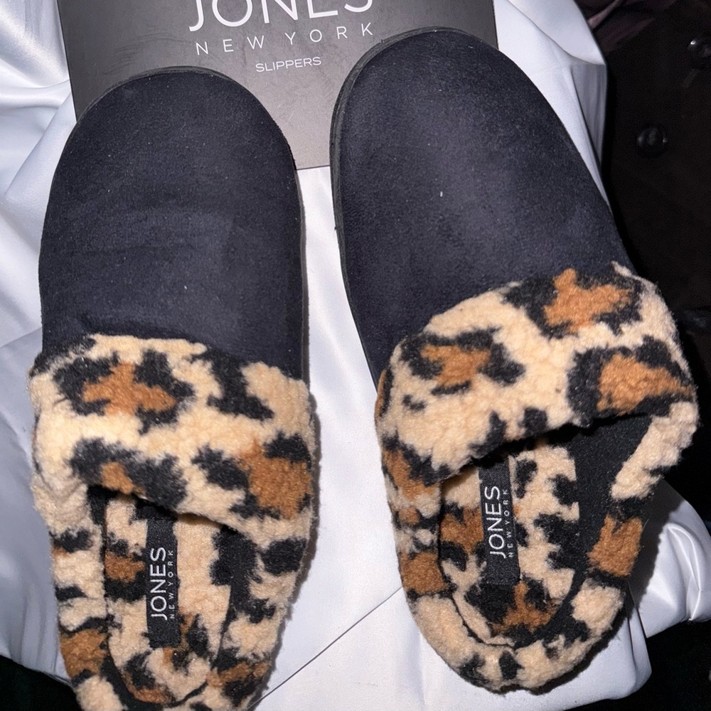 Jones New York Women's Black Slippers with Animal Print